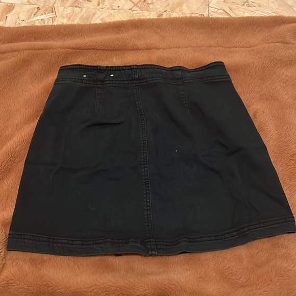 Size 4, black skirt super stretch - Picture 2 of 2